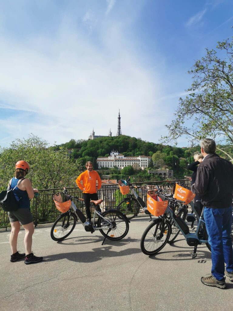 Jeremy, guide vélo Lyon Bike Tour sur l'esplanade de Rouville à Lyon