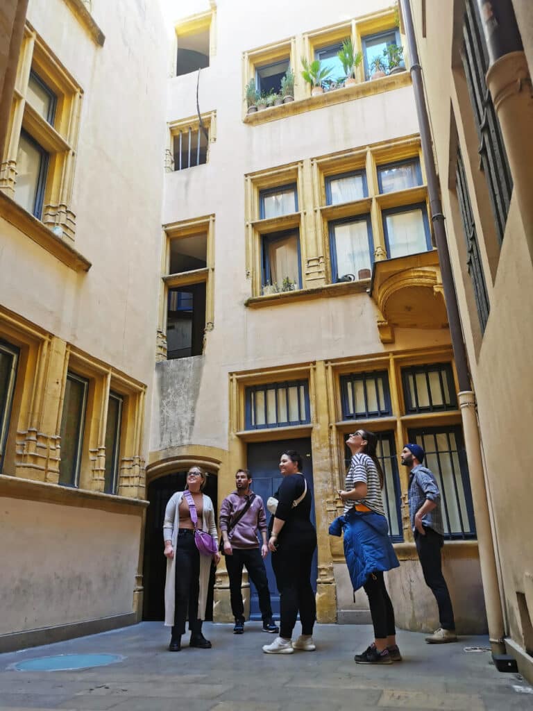 Admirez la cour intérieur de cette traboule lyonnaise